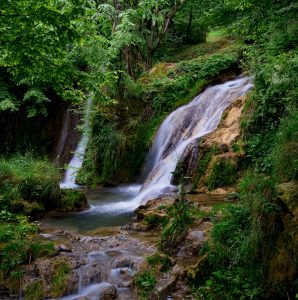 Gostiljski vodopad na Zlatiboru, okruzen zelenilom