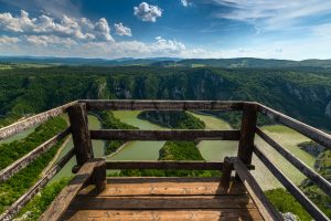 Vidikovac nad meandrom reke Uvac u blizini manastira